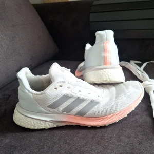 Adidas Astrarun stl 37 1/3 - Fräscha, hela och rena Adidas Astrarun som har används mesadel inomhus. Liten repa på ena sulan. Skosnören är borttagna efter jag rengjort dem, medföljer såklart. Inga skador på hälarna invändigt.  Kan skicka mer bilder om önskas Skickas mot frakt