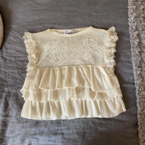 Zara topp - Säljer denna jättegulliga slutsålda zaratopp. Jättebra skick och inga tecken användning. Meddela gärna om du har några frågor💕