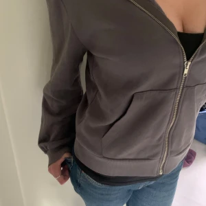Grå zip hoodie❤️ - En super nice grå zip-up hoodie som har en super bra passform och passat perfekt till ett Linne. Står S på den passade även min kompis som har M❤️❤️ Skriv vid funderingar!💞
