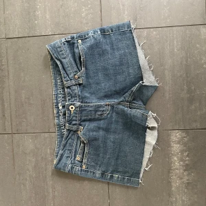 Jeans shorts  - Snygga jeansshorts med coola fickor   Midja rakt över : 38 cm 