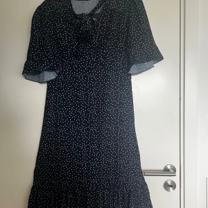 Sommarklänning  - Super fin sommarklänning  ✨ Storlek 34-36 🫶🏽 Bara att hör av sig om ni vill ha fler foton 💞