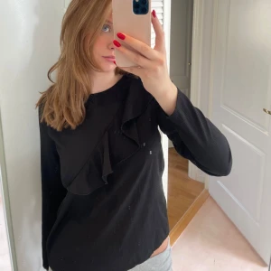 Jätte fin blus i svart med en volang tvärs över - Super fin blus jag nästan aldrig använd 🩷