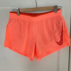 Nike shorts - Säljer dessa fina Nike shorts som tyvärr inte kommer till användning längre. Använda sparsamt i fint skick. Strl S🧡 