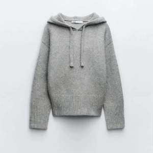 Stickad hoodie - Säljer denna jätte fina hoodie från zara då den inte kommer till användning längre, fint skick💗