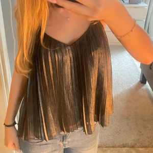 Silverlinne - Superfint linne i silver/mörkgrått. Passar jättebra till fest!!💕 Storlek 36.  Jättebra skick