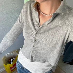 Grå kofta - Fint med ett linne under, från brandy Melville:)