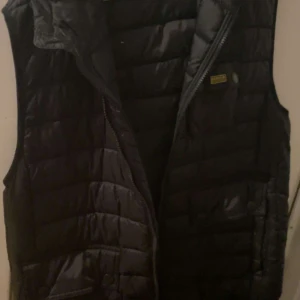 Barbour väst  - Snygg väst som inte används längre i storlek s 