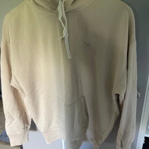 Beige hoodie - Supersnygg hoodie från hollister i den perfekta beigea färgen! Har några mindre noppror men som går att få bort med maskin!💓