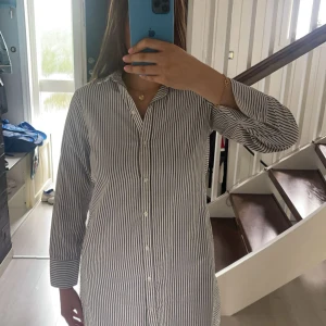 Randig skjortklänning - Svart/vit randig skjortklänning. Från KappAhl. Storlek S/36. Använt 2 gånger.