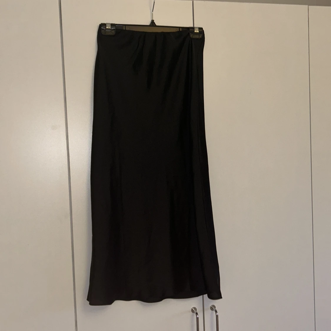 Svart långkjol i satin