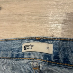 Blå jeans - Säljer mina lågmidjade jeans från Gina då dom inte används längre. Typ aldrig använt så dom är i bra skick! 