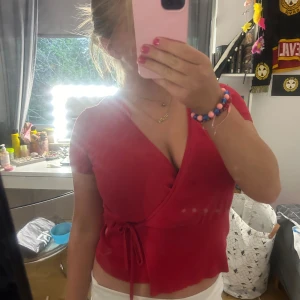 Röd tröja - Jätte söt röd tröja/ T-shirt. Nästan aldrig använd💗