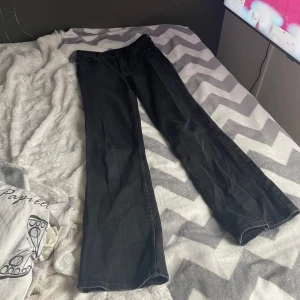Jeans - Svarta bootcut high waist jeans från h&m. Storlek 34 och för små för mig därför säljer jag. Använda men i gott skick. Finns en liten fläck (se bild 2) men går nog ta bort har dock aldrig testat.