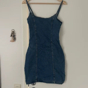 Klänning  - En jeans klänning från h&m. Använd 2-3 gånger så i fint skick. För liten för mig därför säljer jag den.