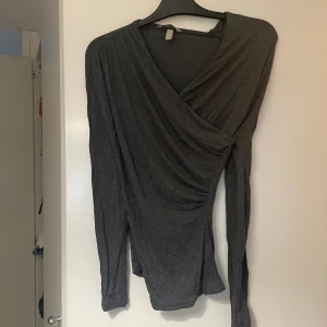 Tröja - Mörkgrå tröja från H&M. Minns ej nypris. Använd 1 gång så i fint skick. 