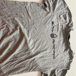 Sail racing T-shirt  - En sail racing T-shirt som har litet hål där bak men inte syns så mycket