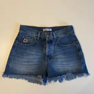 korta jeansshorts med fransar! fint skick och knappt använda🩵 [midja: 67cm]  [höft: 81cm]