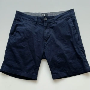 Mörkblå chinosshorts - Fina mörkblå chinos-shorts från Cubus i storlek 28