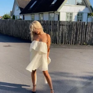 H&M klänning 🤍 - Säljer en klänning från h&m i storlek 36 💜Klänningen är i gott skick 🌸 