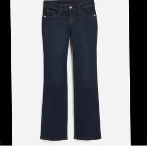 Fina lågmidjade jeans  - Säljer mina superfina lågmidjade bootcut jeans från H&M då de inte kommer till användning. De är används max 2 ggr, nytt skick.❤️❤️ Strl 38 men passar 36-40 då de anpassar sig (stretch)❤️
