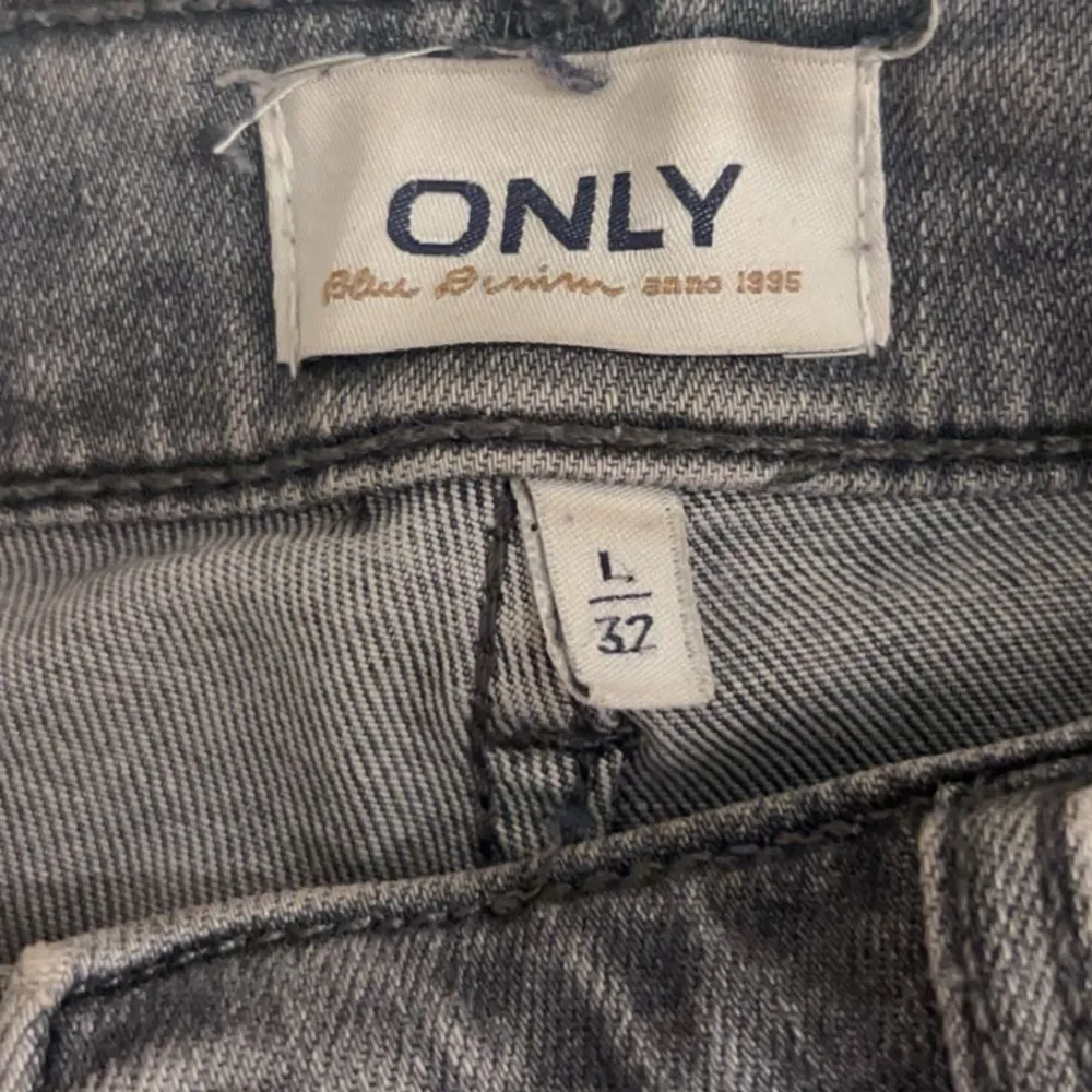 Jeans i modellen flared midrise från Only, Använda sparsamt då de inte riktigt var min stil, väldigt stretchiga❤️  Pris kan diskuteras🫶🏼 skriv för mer info. Jeans & Byxor.