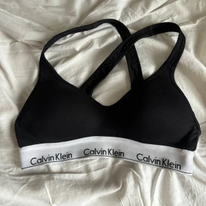 Calvin Klein BH - Knappt använd, väldigt bra skick. Säljer då den är för liten för mig😊 Säljer även en i grått😀