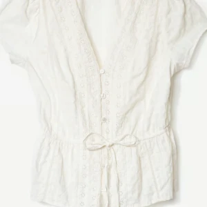 Vit bomullsblus med spetsbrodyr - En super fin blus av bomull med spetsbrodyr.  I storleken M men kan passa S. Aldrig använd(lappen kvar)🤍🤍 