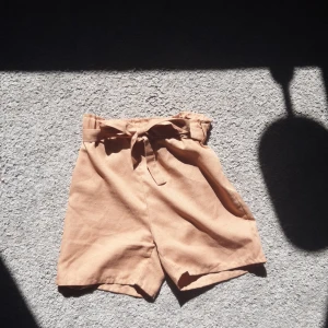Shorts - Bruna finna shorts. Dom är lite nopriga då vi har katter som ha skaft på dom lite men inget som syns jätte mycket.