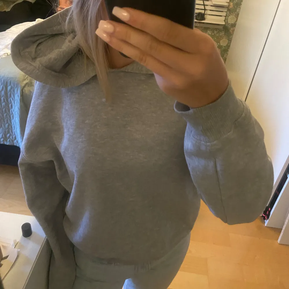 Jätte fin grå hoodie som jag inte har användning av längre. Har använt få tal gånger.. Hoodies.