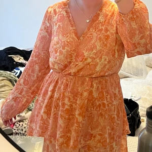 Mönstrad klänning - Säljer min super fina sommarklänning🧡 den passar perfekt nu i sommar och är super fin i både mönstra och passform och är i storleken 42 men sitter som en 38/40. Skriv privat för fler bilder