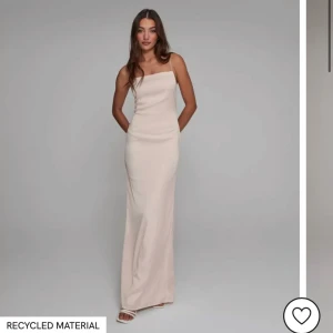 Clean satin dress - Beige, lång, satinlänning i NYSKICK! Den är endast testad med prislapp kvar.  Strl 36 Pris: 450kr (nypris: 800kr)  (Bilderna är från Nellys egna hemsida)
