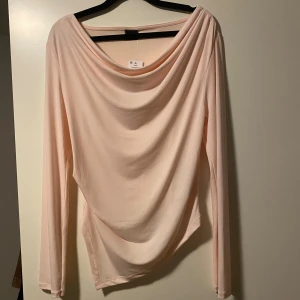 Ljusrosa blus  - En blus från Gina tricot helt oanvänd (prislappen sitter kvar) har inte kommit till användning därför säljer jag den nu. Köpt för 300kr säljer för 180kr