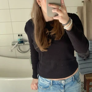 Ribbad tröja  - Långärmad ribbad tröja från vila. 