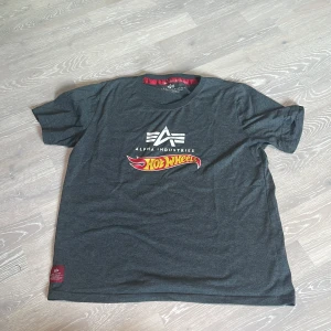 T-shirt - Alpha Industries t-shirt använd fåtal gånger, är som ny. Stolek XS/S