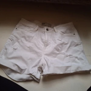 vita jeans shorts - de är aldrig använda