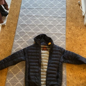 Parajumper jacka - Fint skick, några små defekter men inget synligt