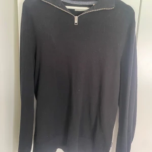 Jack and Jones stickad halfzip - Säljer denna stickade halfzip pga slutas användning. Tröjan är i storlek M och är i bra skick. 