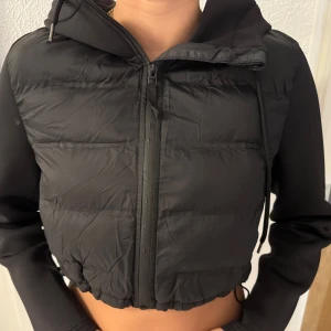 Zara jacka - Säljer denna super fina jackan från Zara. Den är i storlek M men den är sydd för att pass XS/S