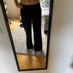 Ett par supersnygga lågmidjade kostymbyxor från märket styledrop cph sol inte längre säljs. Perfekt längd och passform för mig som är 173cm. Säljer på grund av att de ej används💕