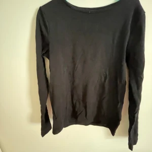 Svart långärmad - En basic svart tröja från H&M i strl  146/152. Fint skick.   Säljer för att den är för liten