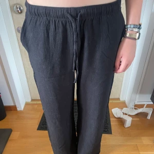 Linnebyxor - Supersnygga linnebyxor från stradivarius. Köpta utomlands förra året och använda ett fåtal gånger. Tyvärr har dom blivit för korta så måste sälja. Storlek M men passar både S och möjligtvis L. Midwaist men man kan ha dom lowwaist också