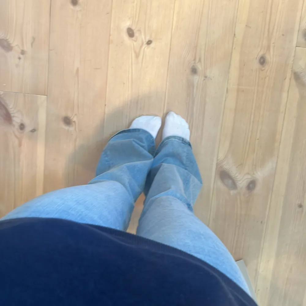 Utsvängda jeans i en så fin o somrig tvätt. Aldrig använda, nyskick. Storlek XS/S, lite för långa för mig, (se längd i profil). Midwaist (bild 4). Såååå fina att vika ner kanten på (bild 5). Nypris ca 600 kr. Köpta på carlings. KOLLA MIN PROFIL❤️❤️. Jeans & Byxor.