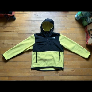 The North Face Fleece Jacka/Anorak - Storlek L, jag är 195 och den passar bra. Säljs pga jag inte har andra kläder som passar till den. En halv dragkedja i mitten och en på sidan. Det finns lite smuts på det gula på magfickan men det syns knappast, annars nyskick. Nypris 1600kr.