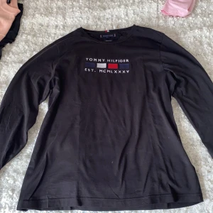 Tommy hilfiger tröja svart  - Tommy hilfiger tröja svart bra skick storlek M