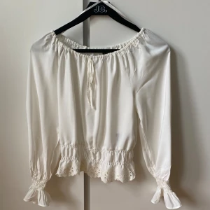 Offshoulder blus - Vit blus med spets i strl XXS men skulle säga passar XS också. Oanvänd!