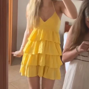 Gul volangklänning - Gul volangklänning med halterneck i storlek S från hm. Köpt här på Plick, men är som i nyskick💗💗🫰🏻