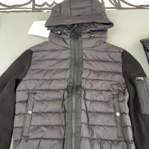 Moncler cardigan - Säljer denna otroligt sköna och snygga moncler cardigan i storlek M, aldrig använd då jag fick den som gåva och den passar ej mig! Pris kan diskuteras vid snabb affär!