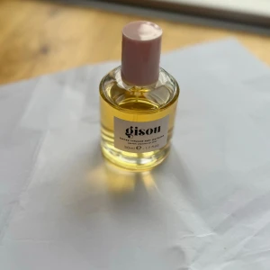 Hair mist 🪔 - Hair mist 🪔från (gisou) doftar gott, ni som älskar vanilj.. Flaskan är på 50 ml, användt typ 10/11 ml av flaskan. Ni kan se bilderna.