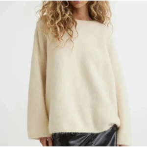 Mohair tröja  - Stickad tröja i mohair blandning som är cremevit. Nyskick 🩷