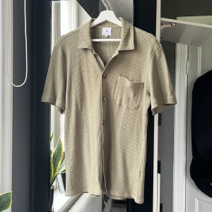 Kortärmad skjorta - Bra skick  Urban Pioneers  Storlek M Perfekt till linnebyxor